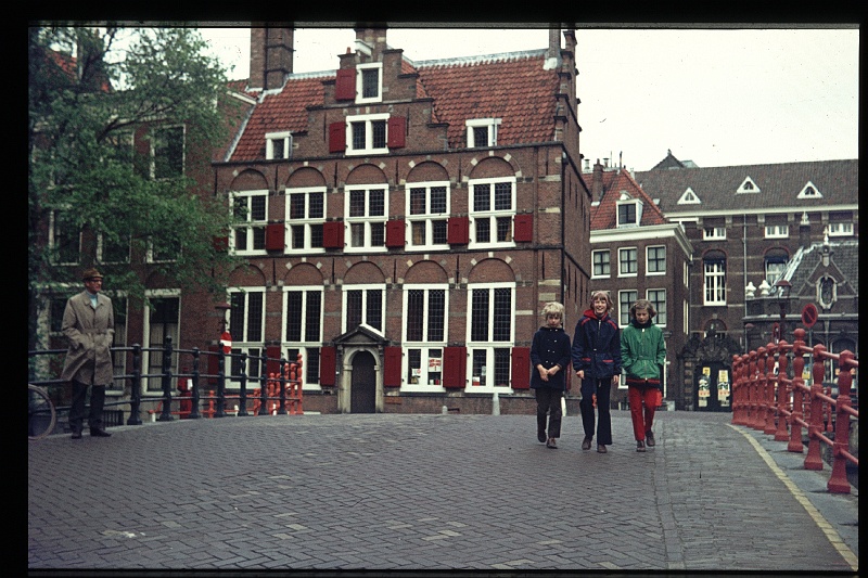 03.Amsterdam mei 1973 Brigitte,Marion,Peter.JPG